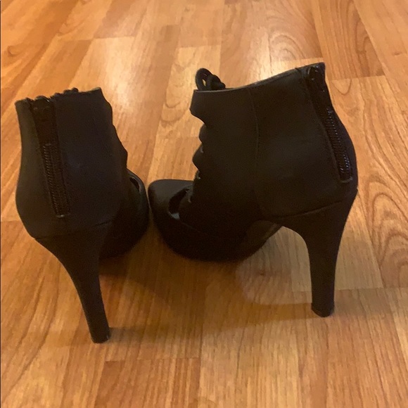 Woman’s Black Heels - Picture 3 of 4